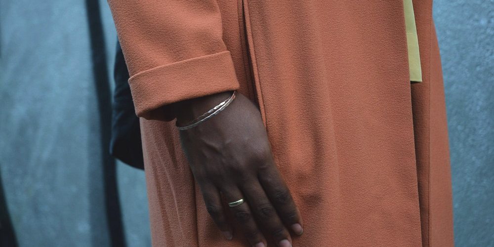 manteau orange bracelet doré détail poche