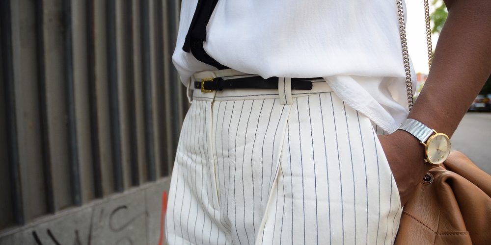 détail ceinture fine et sac beige