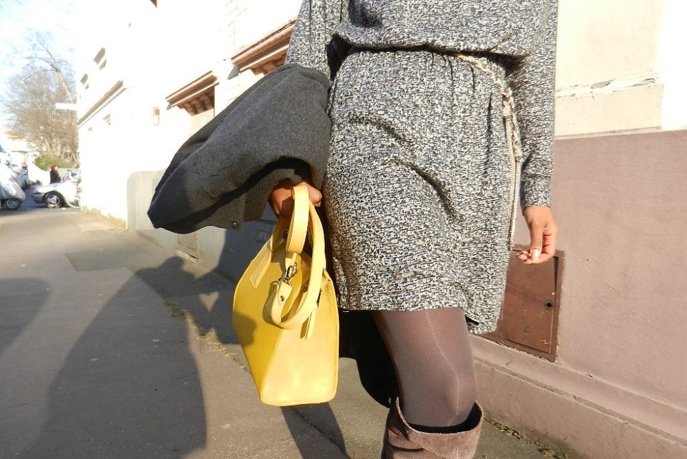 sac jaune détail tenue grise