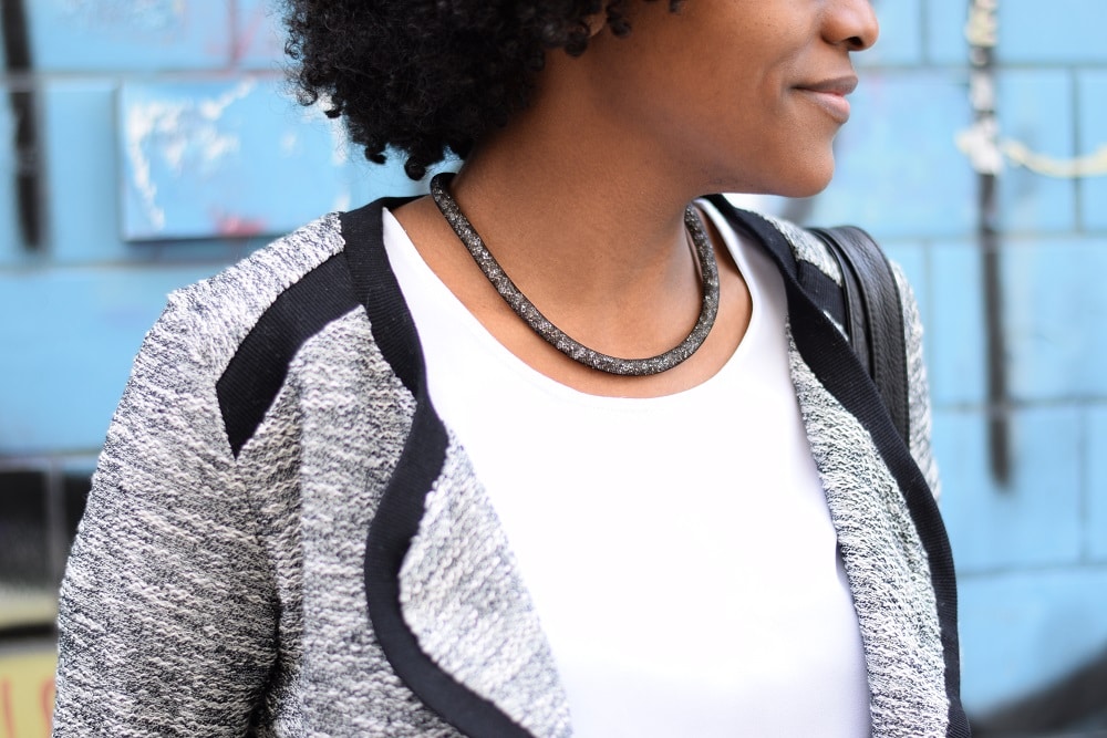focus_collier_pantalon_imprimé