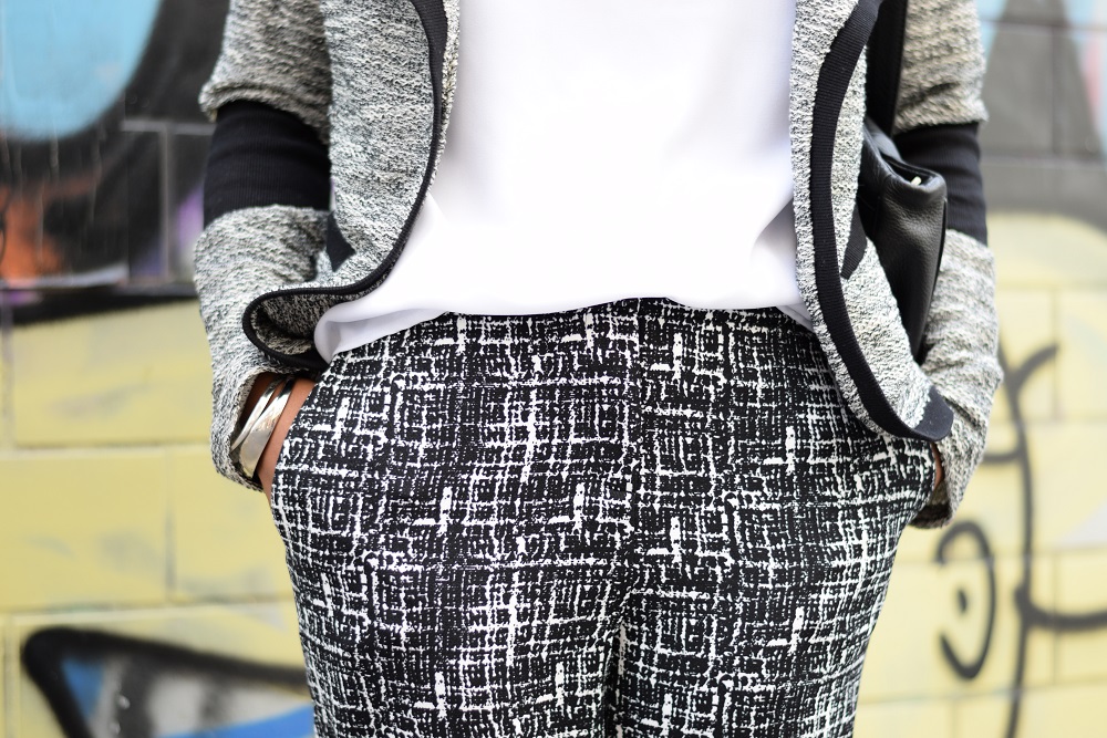 körper_mitte_printed_pants