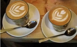 amis au travail café