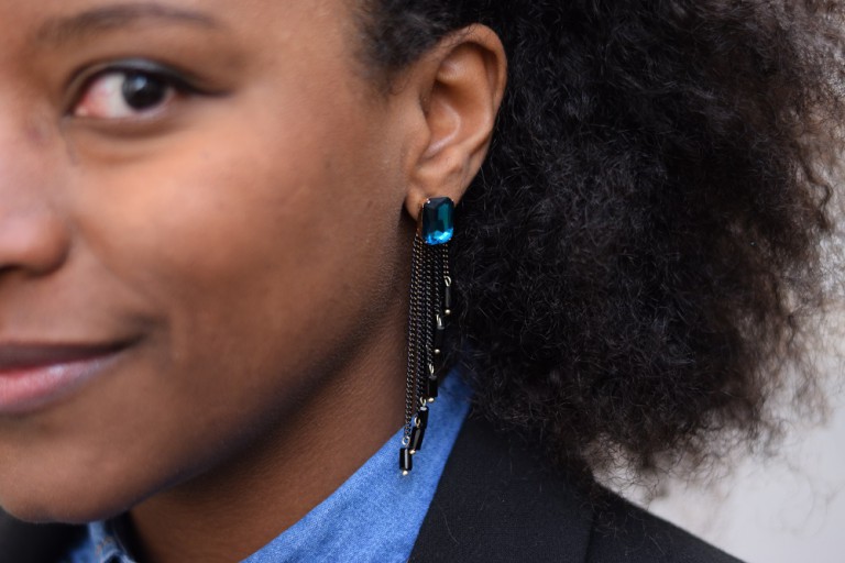 Porter une chemise en jean au bureau - Deadlines & Dresses