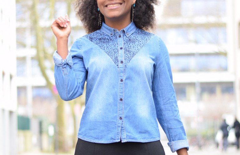 Porter une chemise en jean au bureau - Deadlines & Dresses