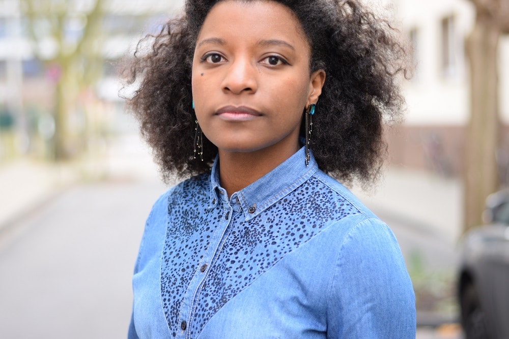 chemise-en-jean-au-bureau-teaser-fiere