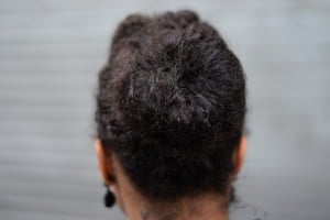 chignon cheveux afro coiffure idéale décolleté dos