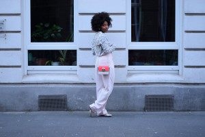 pantalon-large-rose-pastel-chaussures-plates-de-dos