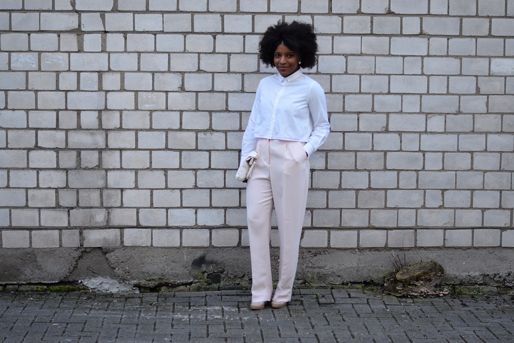 pantalon large-rose-pastel-chemise blanche courte poche