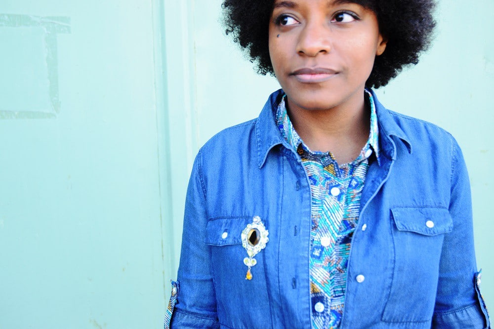 combinaison en jean chemise multicolore broche fond pastel