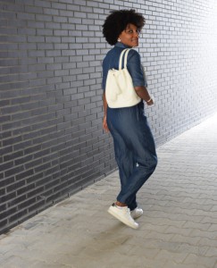 combinaison en jean sac a dos tennies blanches