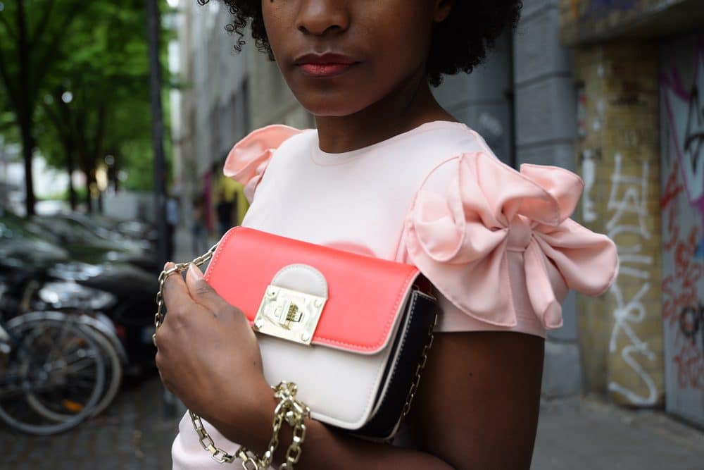 mini sac corail tshirt rose pale rouge a levres