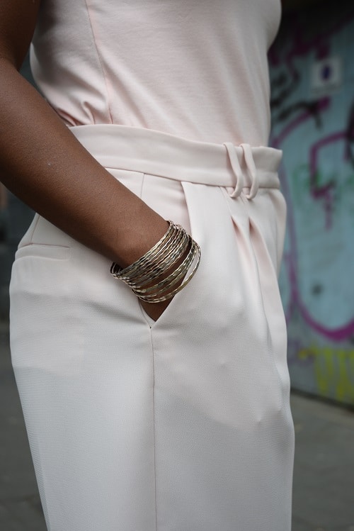 pantalon rose clair bracelets dorés