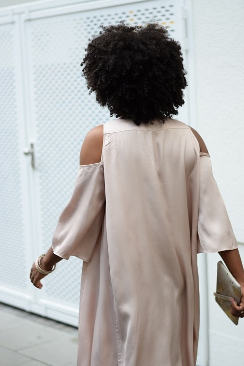 obe chemise decoupe épaule satinée de dos