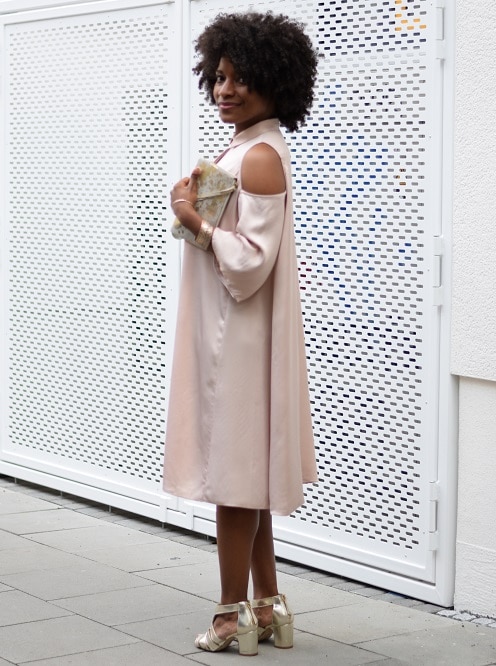 robe chemise decoupe épaule satinée