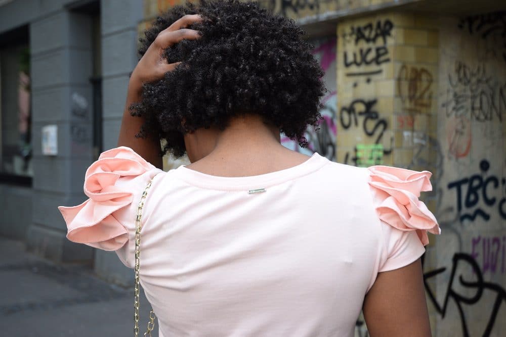 t shirt rose pale afro de dos