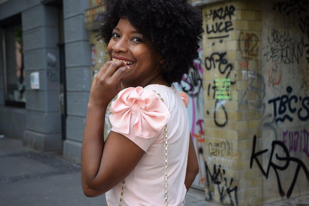 t-shirt rose pale volants épaule