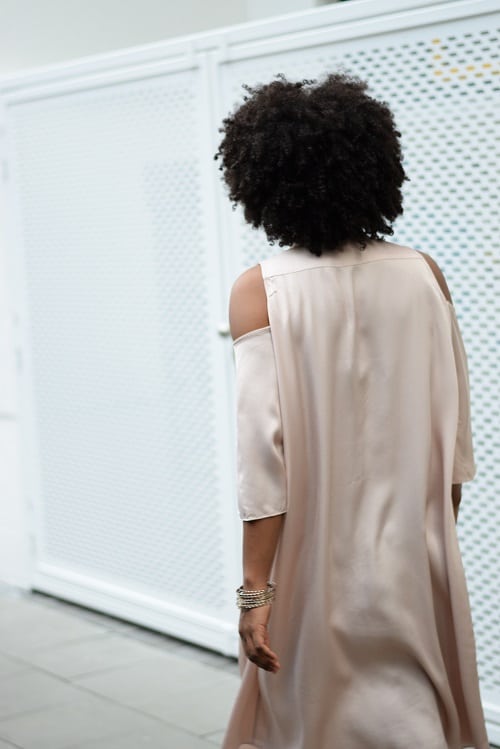 épaules dénudées robe satin de dos