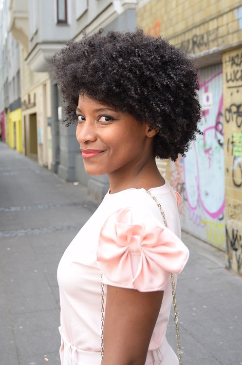 t-shirt rose détail fleur épaule