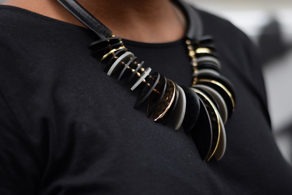 collier bling-bling gros plan