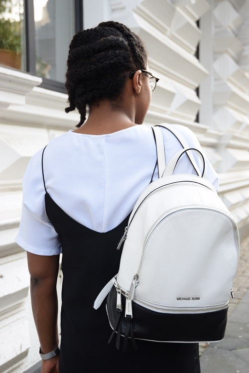 décolleté nuisette dos et sac a dos épaule