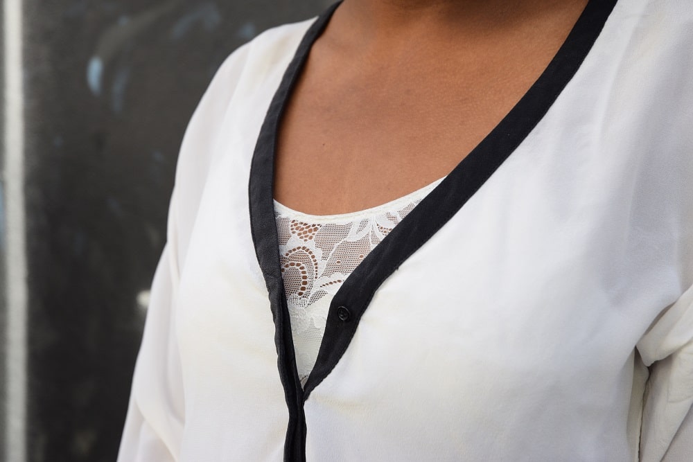 body dentelle blanc détail décolleté