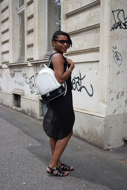 robe rayée voile transparent regard en arriere epaule