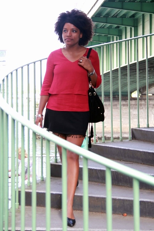 blouse rouge carmin escalier en entier