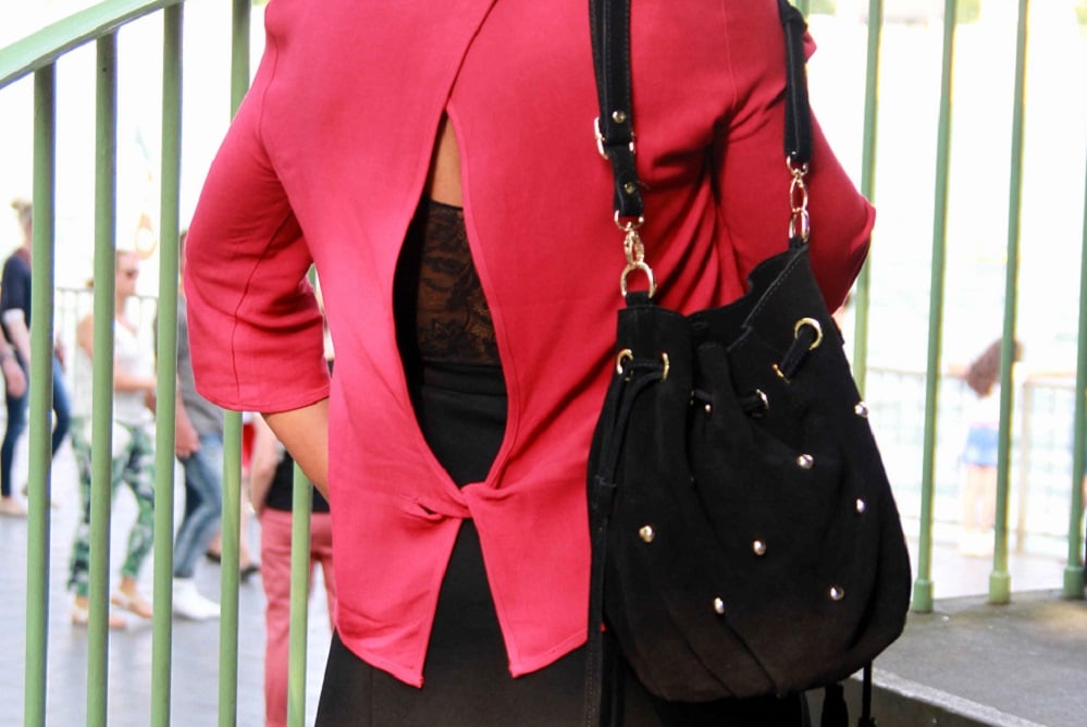 détail blouse rouge carmin dos dégagé