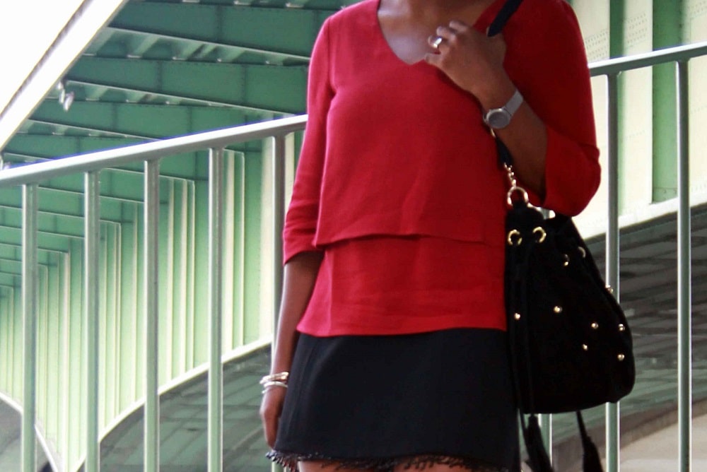 détails blouse rouge volants escalier