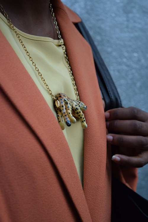 manteau orange collier léopard