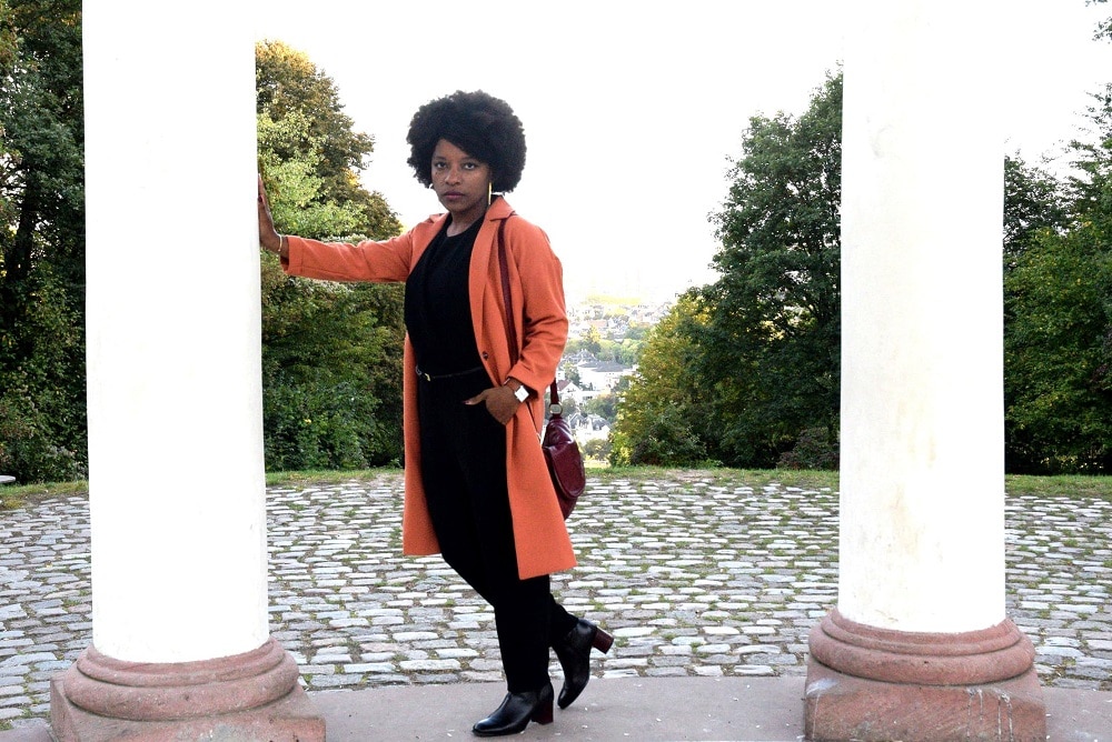 manteau-orange-combinaison-noire-bottines-talon-carre