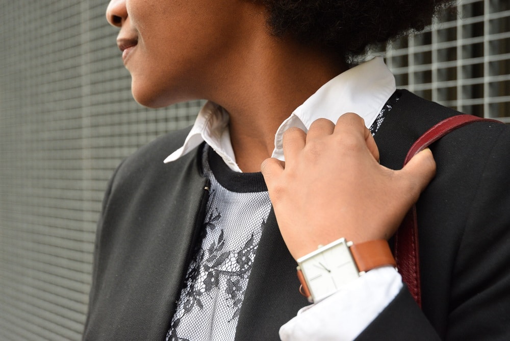 details-montre-masculine-robe-en-dentelle