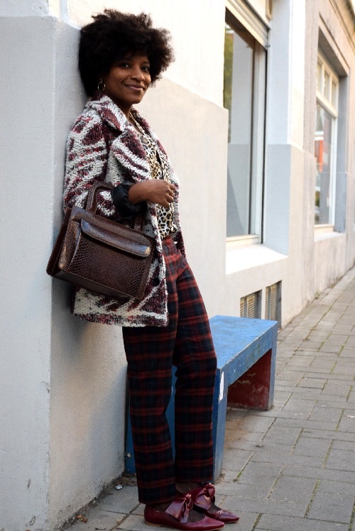 mélange-d'imprimés-pantalon-a-carreaux-ballerines-bordeaux-veste-zebree