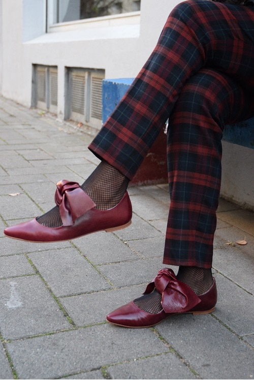 pantalon-carreaux-bas-résille-jambes-croisées