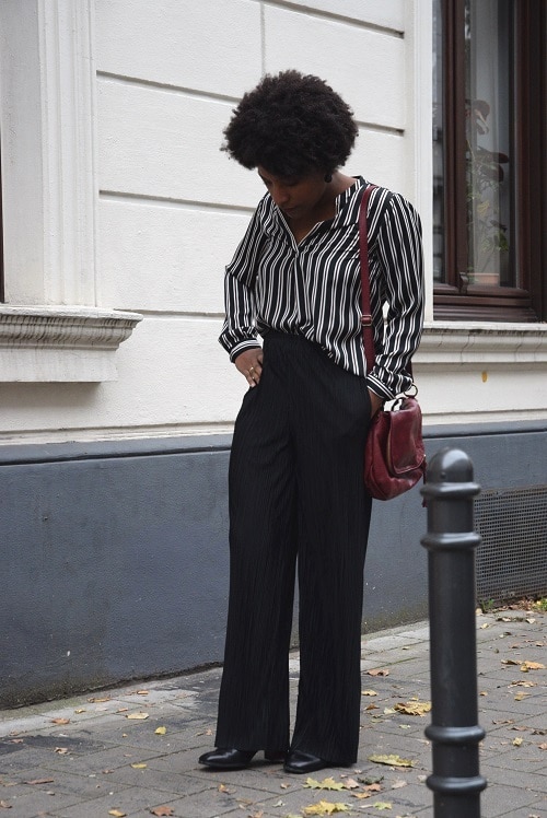 pantalon-noir-plisse-chemise-rayee