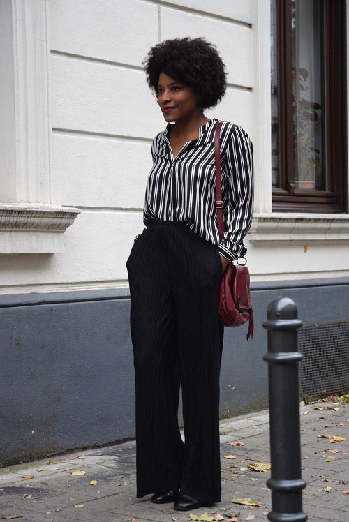 pantalon-plisse-ample-noir-et-chemise-rayures-verticales