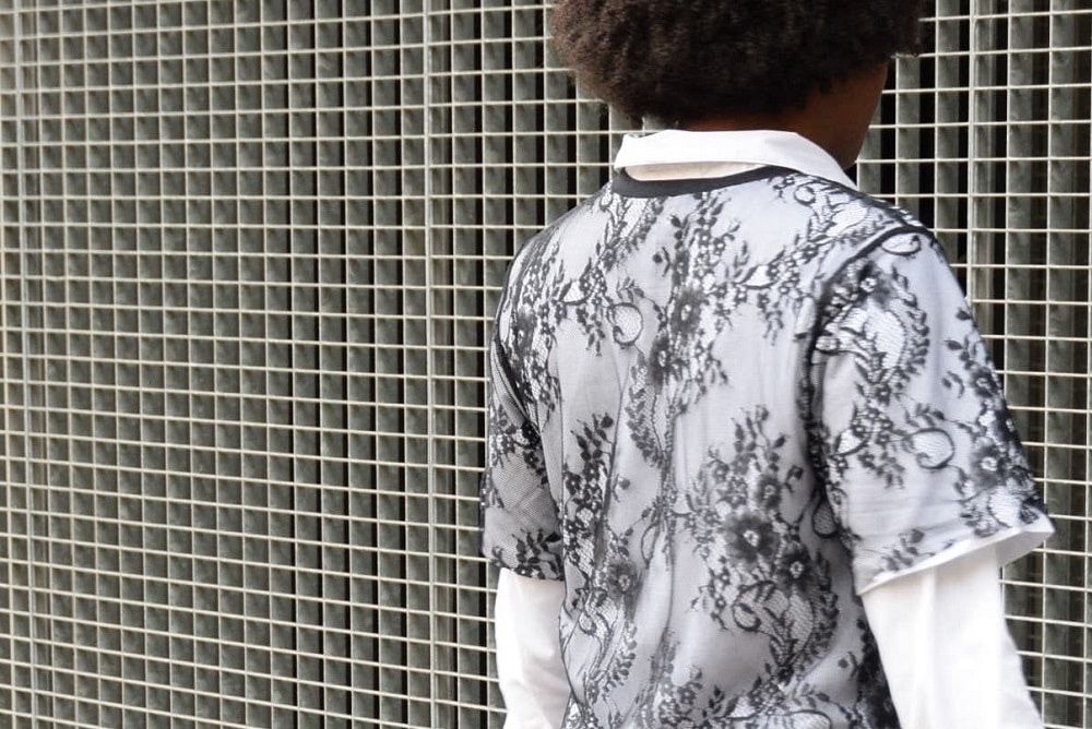 robe-en-dentelle-au-travail-details-de-dos