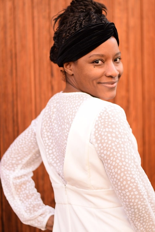 blouse blanche à pois de dos