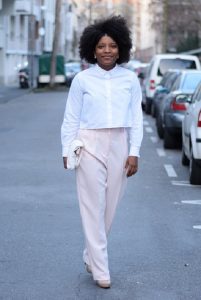 pantalon-large-rose-pastel-chemise blanche-straight