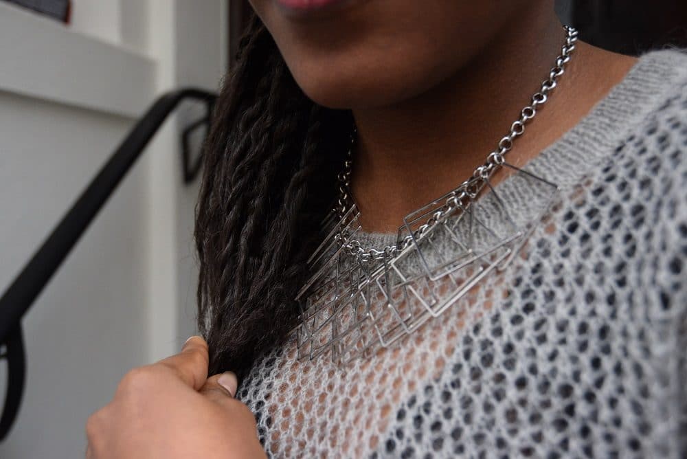 pull gris bijoux agentés
