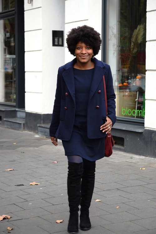 cuissardes en daim noires au bureau tenue complète robe et caban bleu marine