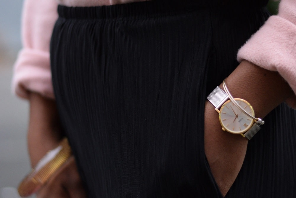 montre dorée et argentée cluse