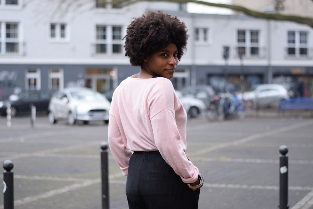 pull cachemire rose de dos