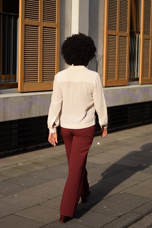 chemisier en soie beige de dos