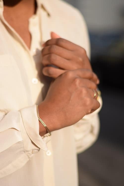 chemisier en soie beige détails bijoux