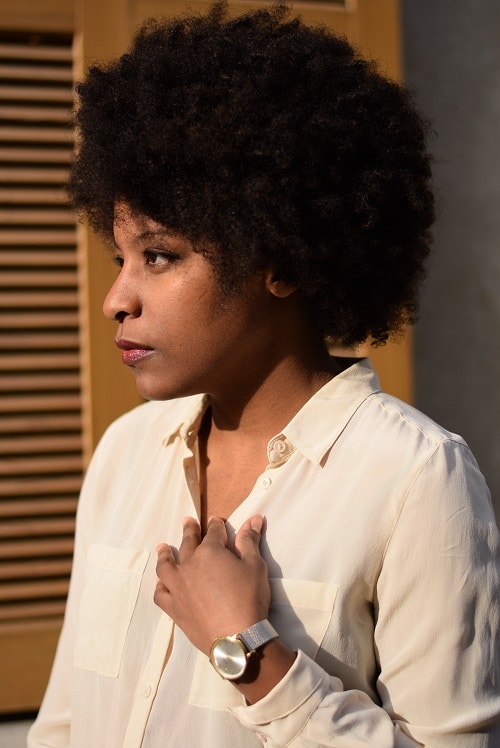 chemisier en soie beige portrait