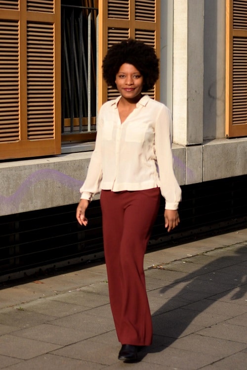 chemisier en soie et pantalon large rouge vin