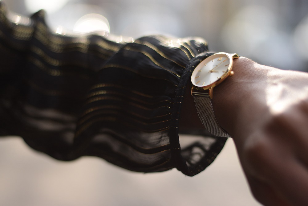 montre dorée cluse gros plan