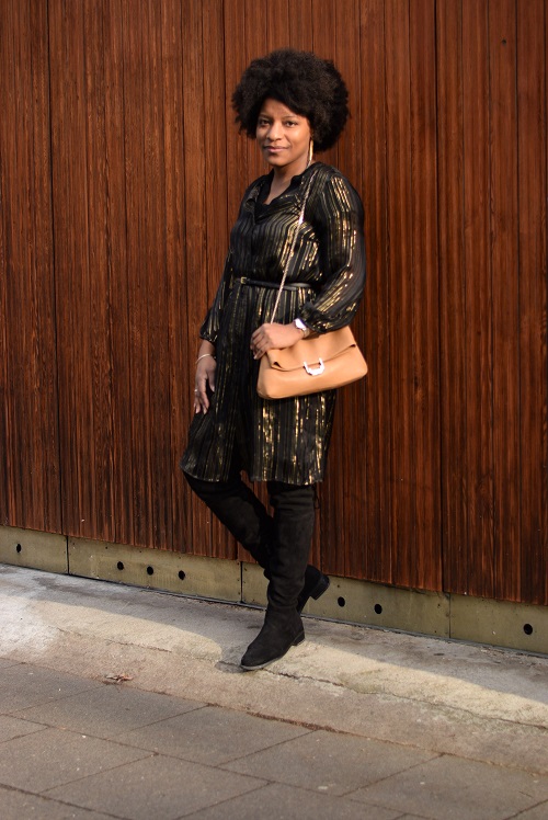 robe a fils dores attente contre un mur