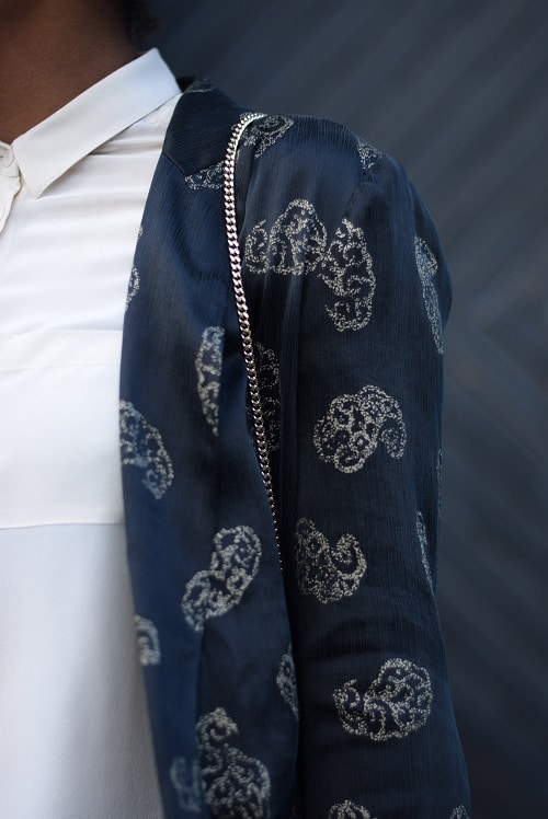détail sac chaine dorée et veste kimono